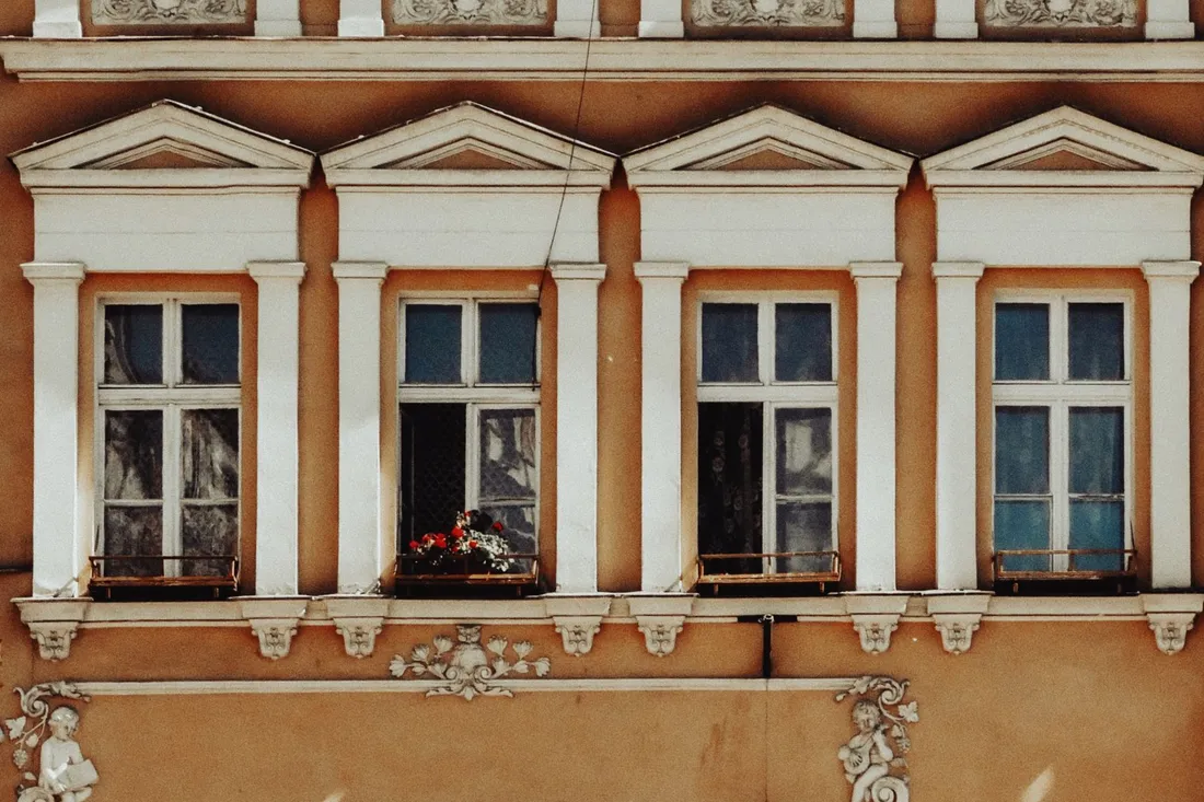 Gründerzeit-Altbaufassade mit Stuckverzierungen und hohen Fenstern in Berlin