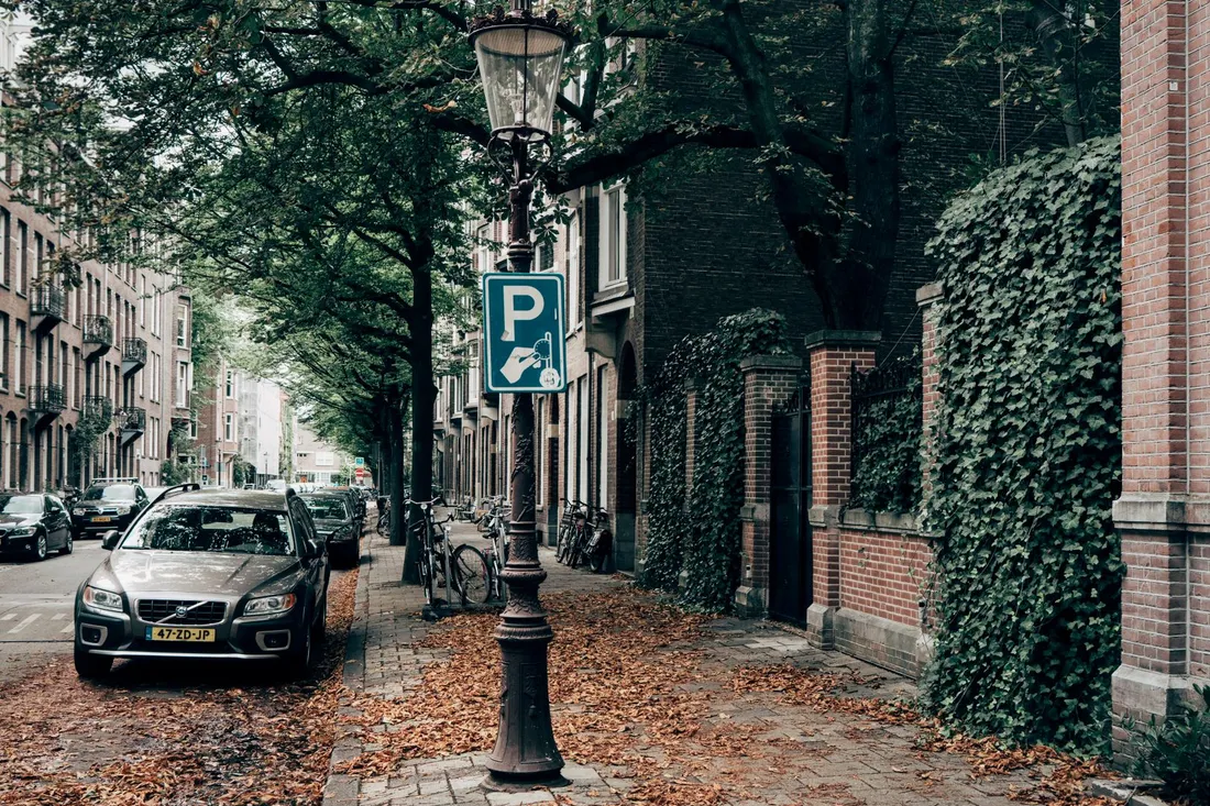Dicht beparkte Berliner Wohnstraße mit Parkbuchten und Altbauten